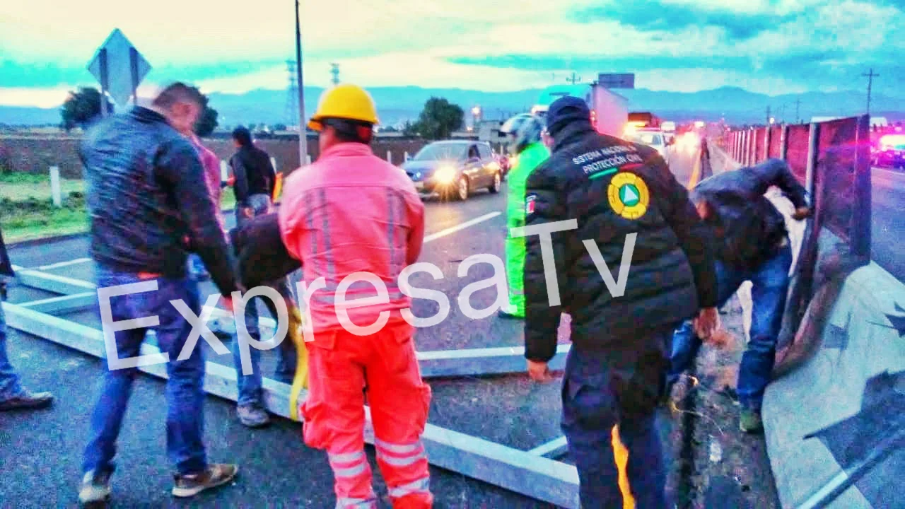 CAE SEÑALETICA SOBR EUN AUTO EN LA MÉXICO-VERACRUZ